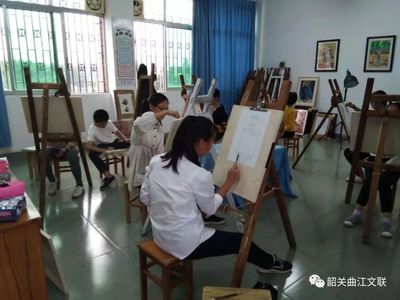 笔墨润曲江，艺术暖民心——记许院明先生“文艺家艺术教育下基层”曲江之行