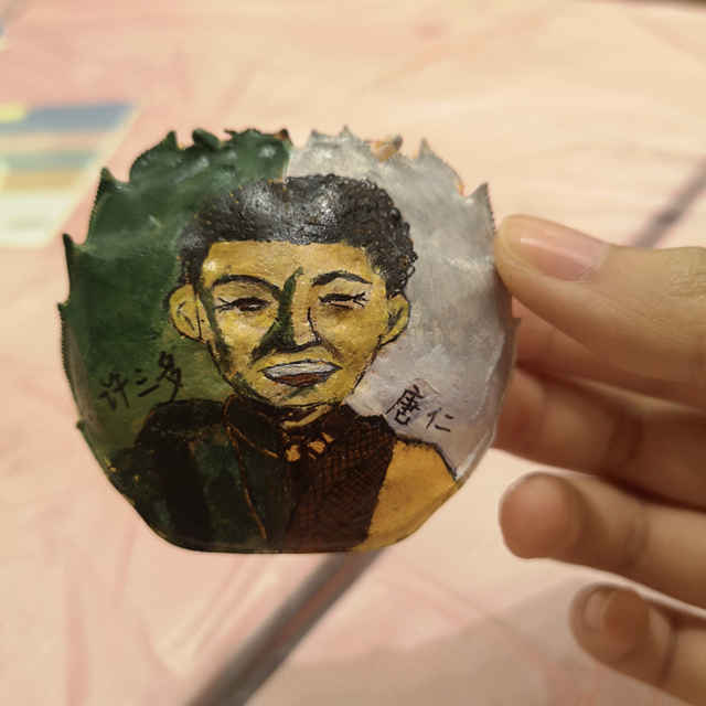 蟹壳上的文艺“穿越” 00后女生勾勒乾坤，王宝强“上新”画中